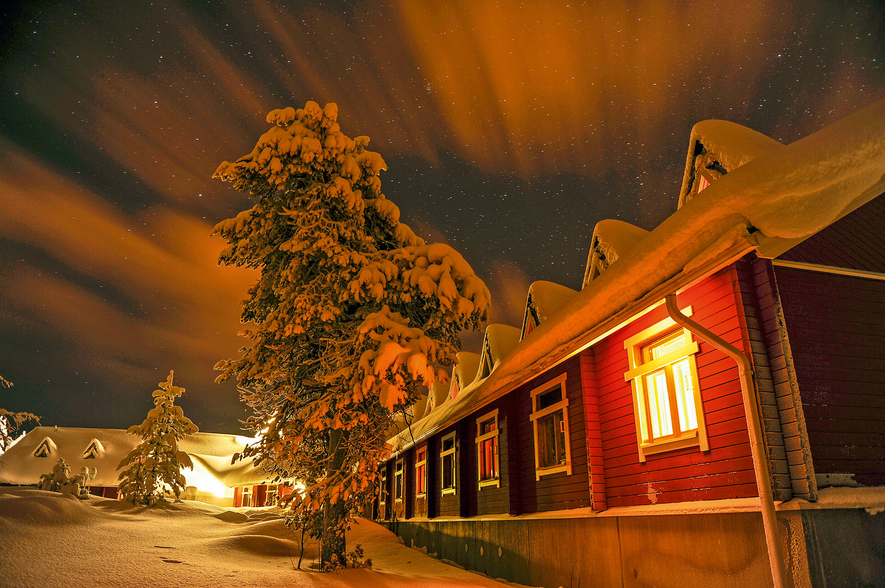 Hotel Hetan Majatalo in Hetta in  nnisch Lappland. Durch die lange Belichtung verwischen die tief hängenden Wolken strahlenförmig © Klaus-Peter Kappest