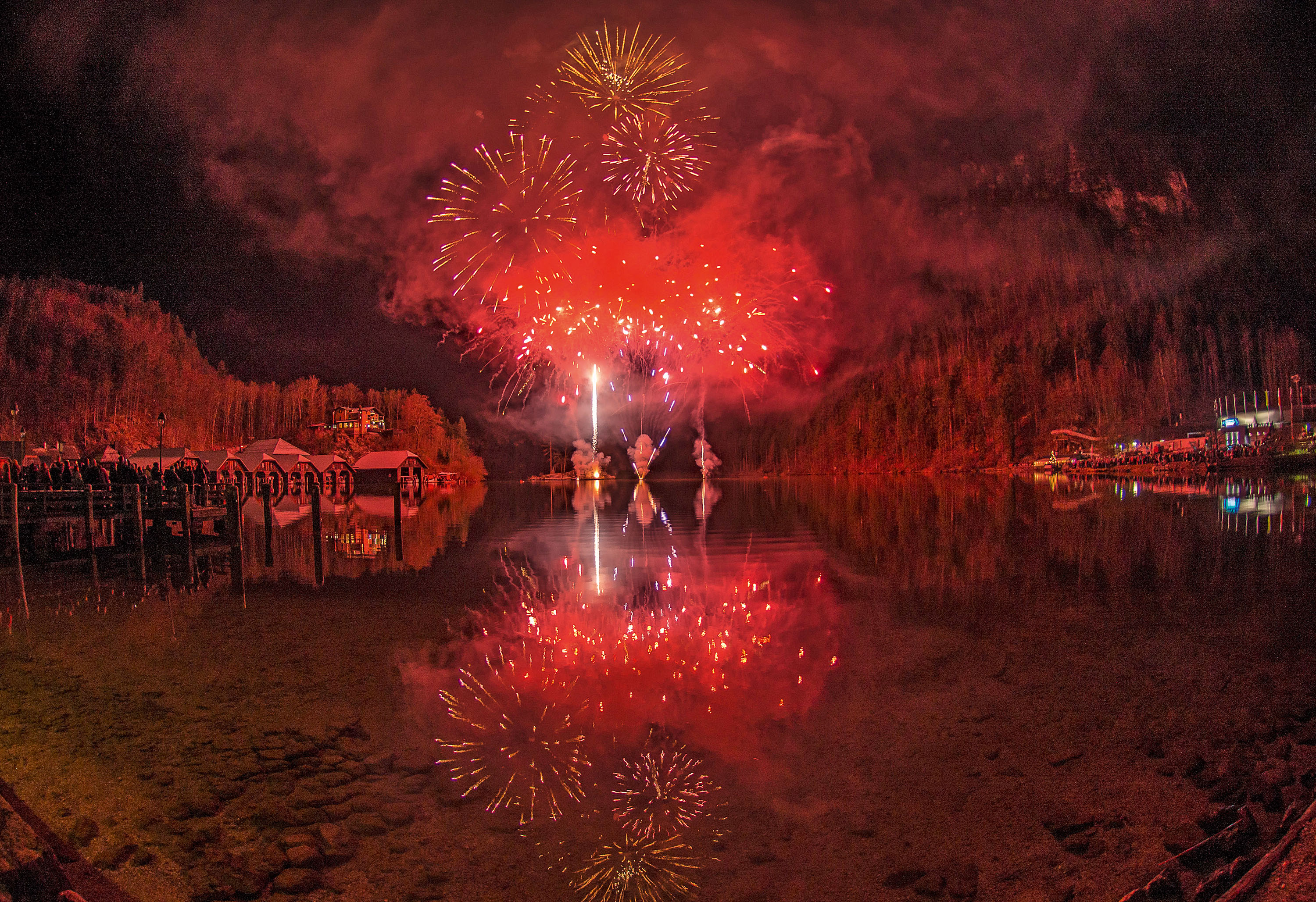 Neujahrsfeuerwerk am Königssee im Berchtesgadener Land. Bei Windstille spiegelt der See das Feuerwerk und doppelt das Farbspektakel. © Klaus-Peter Kappest