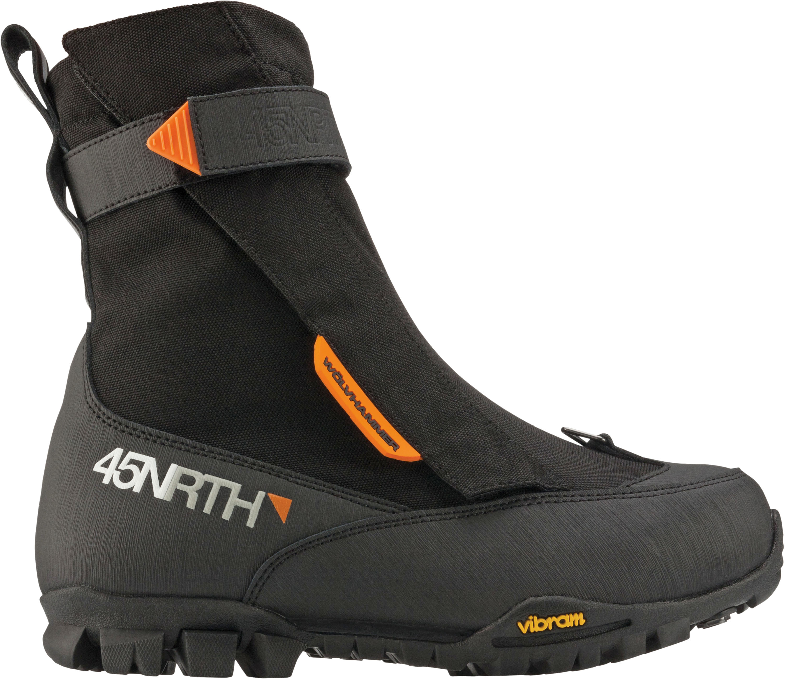 45nrth: Wölvhammer - Eiswüstentauglich. Die Anlehnung an Winterbergstiefel ist deutlich, doch im Detail sind die Unterschiede groß. Isolierte Schuhsohle, Membran gegen Näse, versetzte Zunge, Spezialschnürung, Ballistic Nylon. UVP: 339,00 EUR © 45nrth