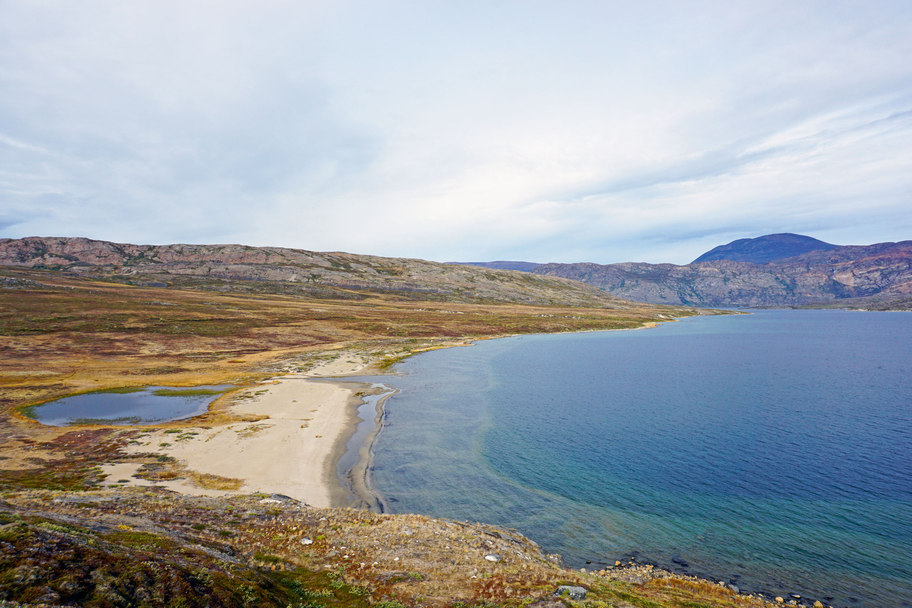 Viele Seen am Arctic Circle Trail überraschen mit Sandstränden – wie hier der Kangerluatsiarsuaq © Thorsten Hoyer