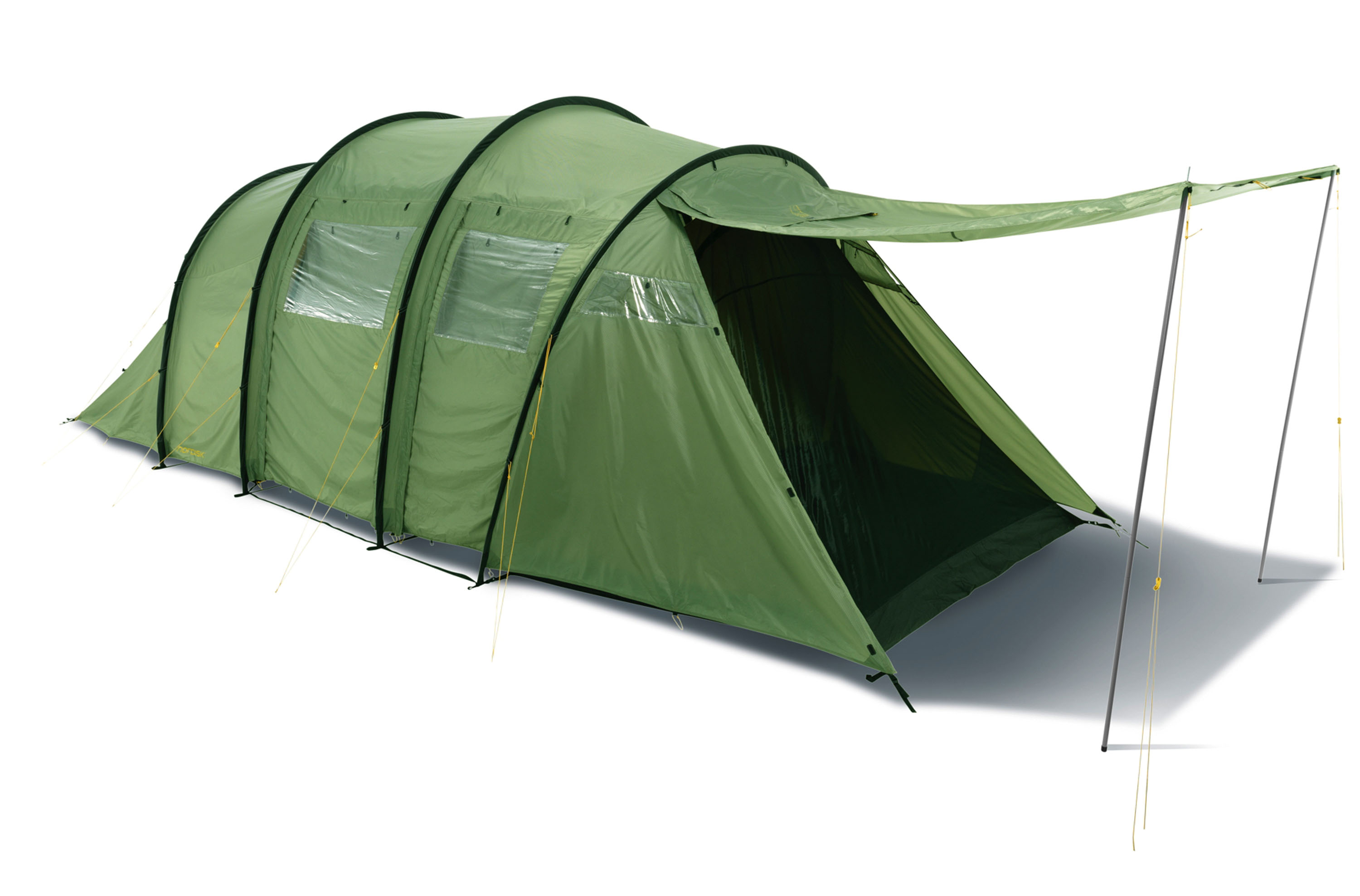 NORDISK Reisa 6 Zelt – Camping König. 6,5 m lang und 3 m breit ist schon eine satte Fläche für ein Zelt. Dafür kann man darin auch zu sechst leben und den Urlaub genießen. Gewicht: 17 kg. € 849,00 © Nordisk