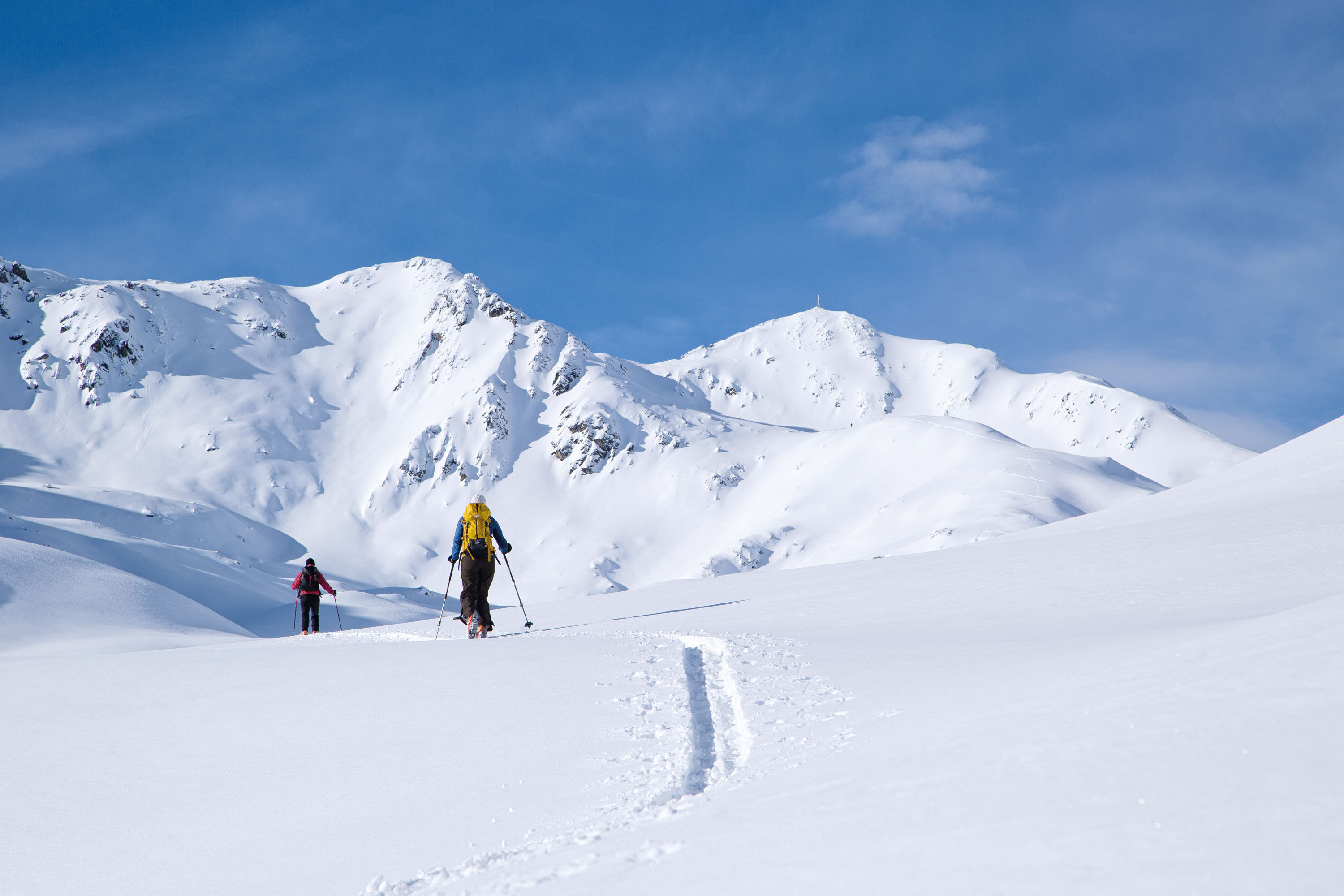 Unterwegs in den Osttiroler Seitentälern – Schnee und Berge dominieren das Bild, wie hier im Defereggental. © Willi Seebacher