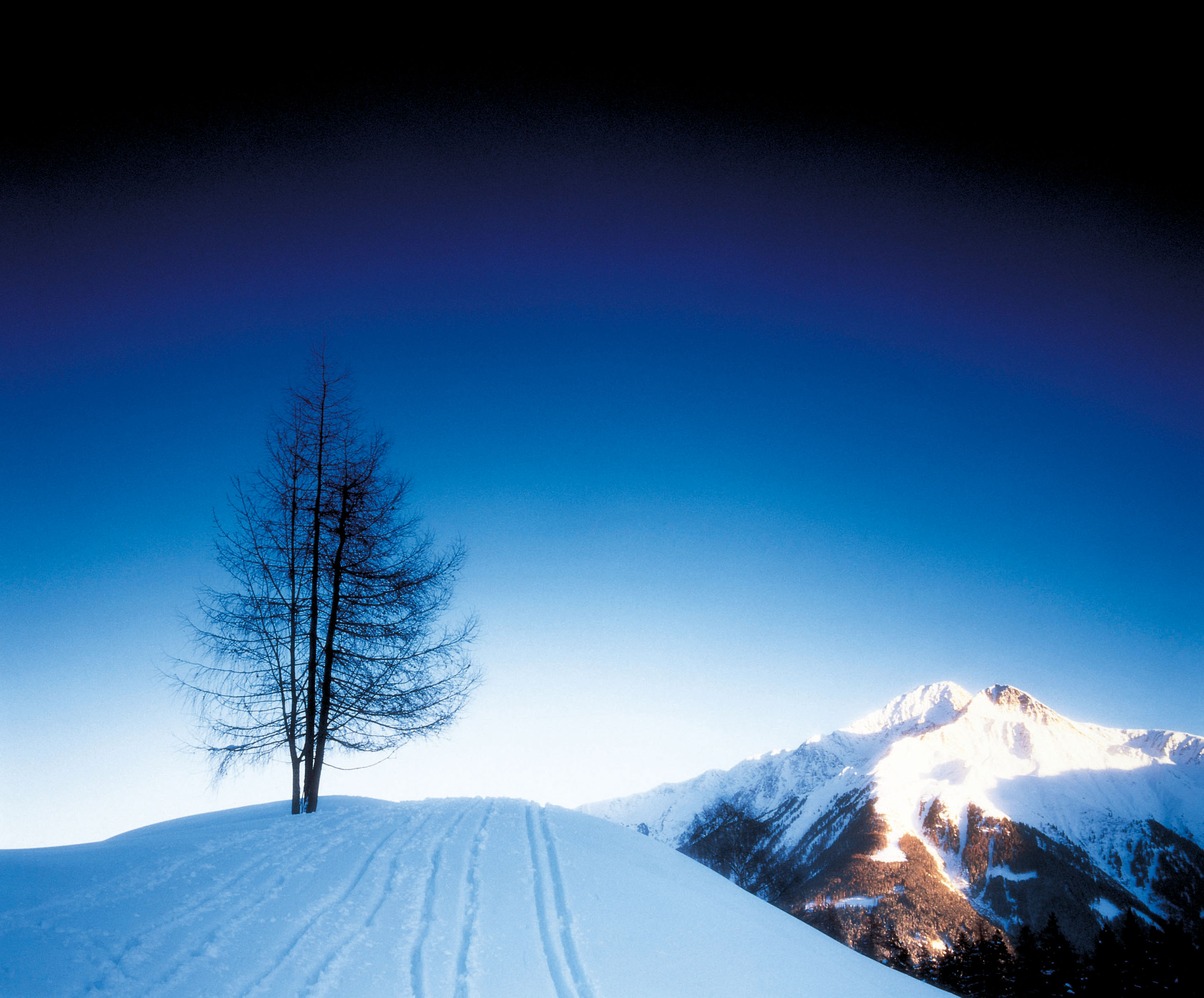 Himmel, Berge und Spuren im Schnee.Winterlandschaft in Tirol – wie gemalt für den Skilanglauf. © Tirol Werbung 