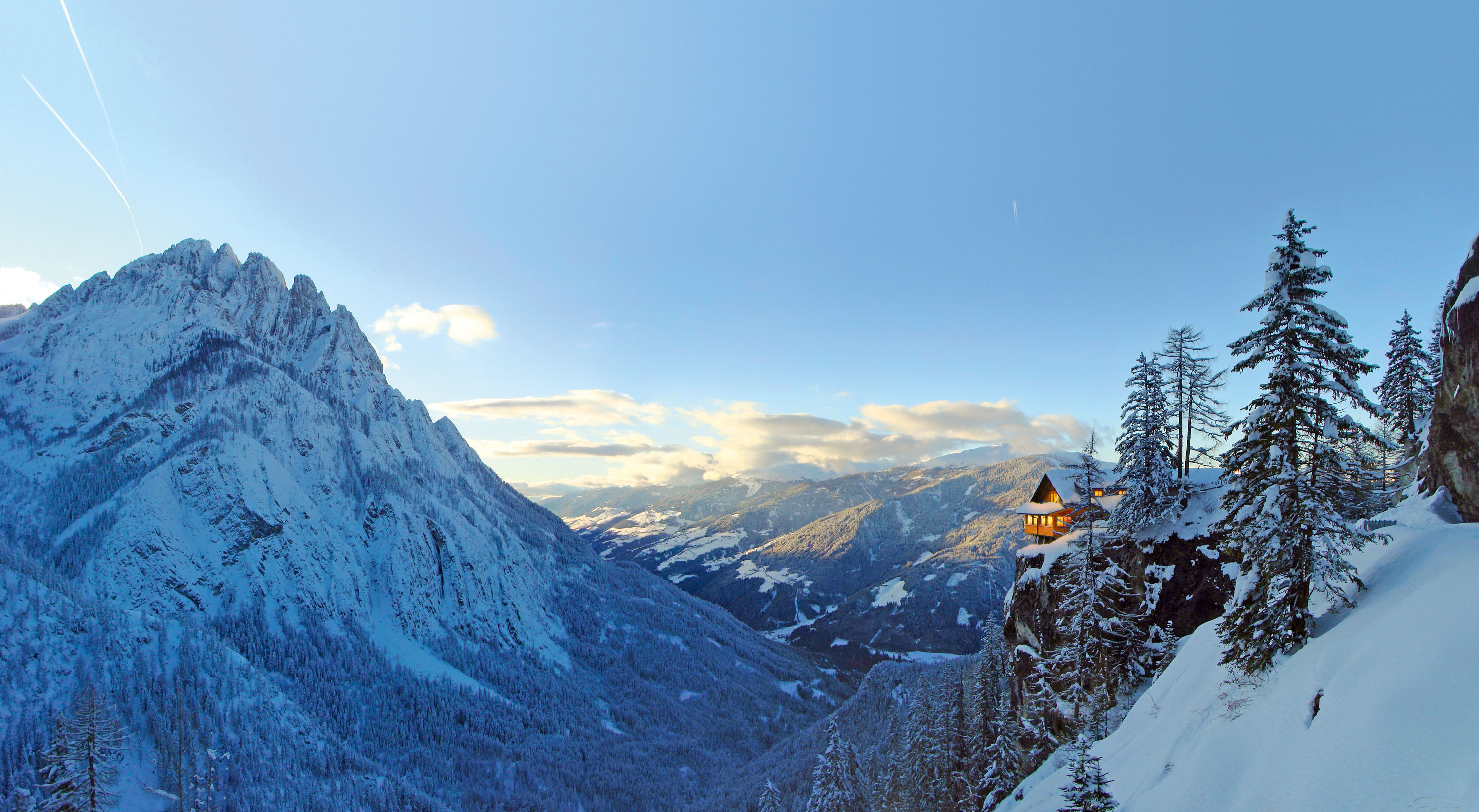 Einzigartiger Blick auf die Dolomitenhütte in den Lienzer Dolomiten in Osttirol © ®Grafikzloebl