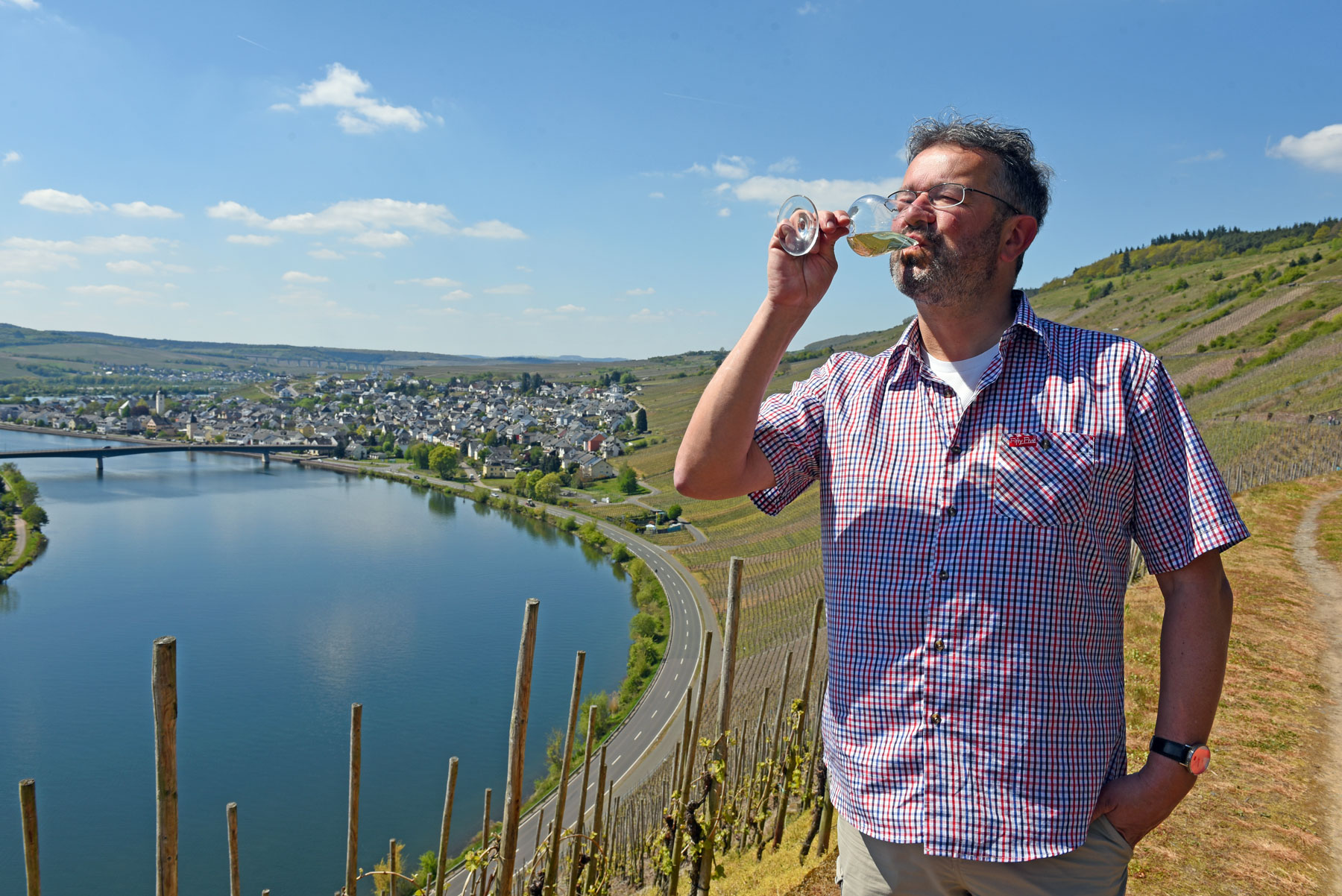 Manuel Andrack auf Weinwanderung bei Mehring, Mosel © Deutsches Weininstitut