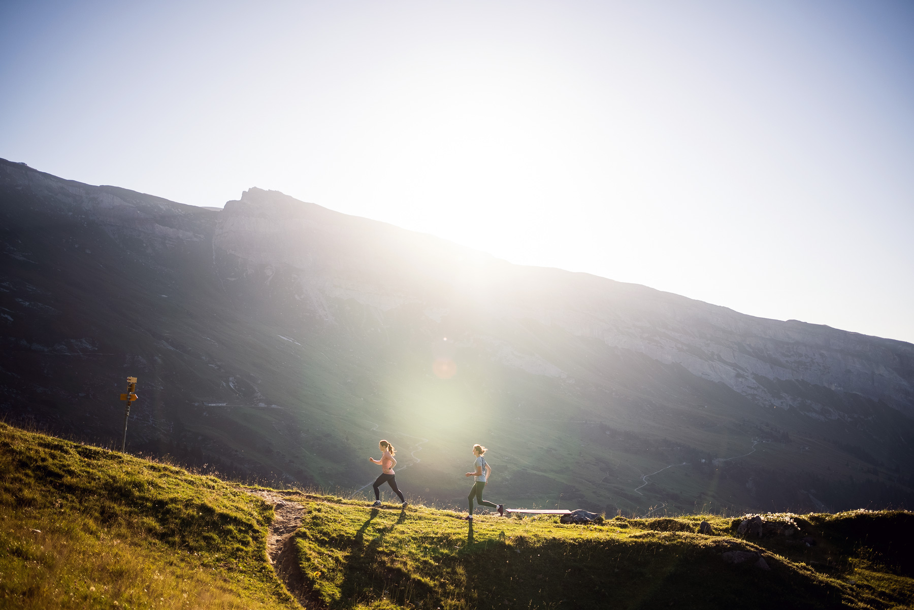 Der Weg ist das Ziel: Trailrunnerinnen auf der Alp Nagens in Flims Laax Falera © Graubünden Ferien/Marco Hartmann