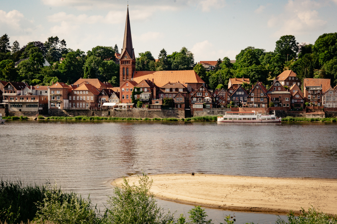 Gemächlich passiert die Elbe das Städtchen Lauenburg mit seinen pittoresken Fachwerkhäusern.