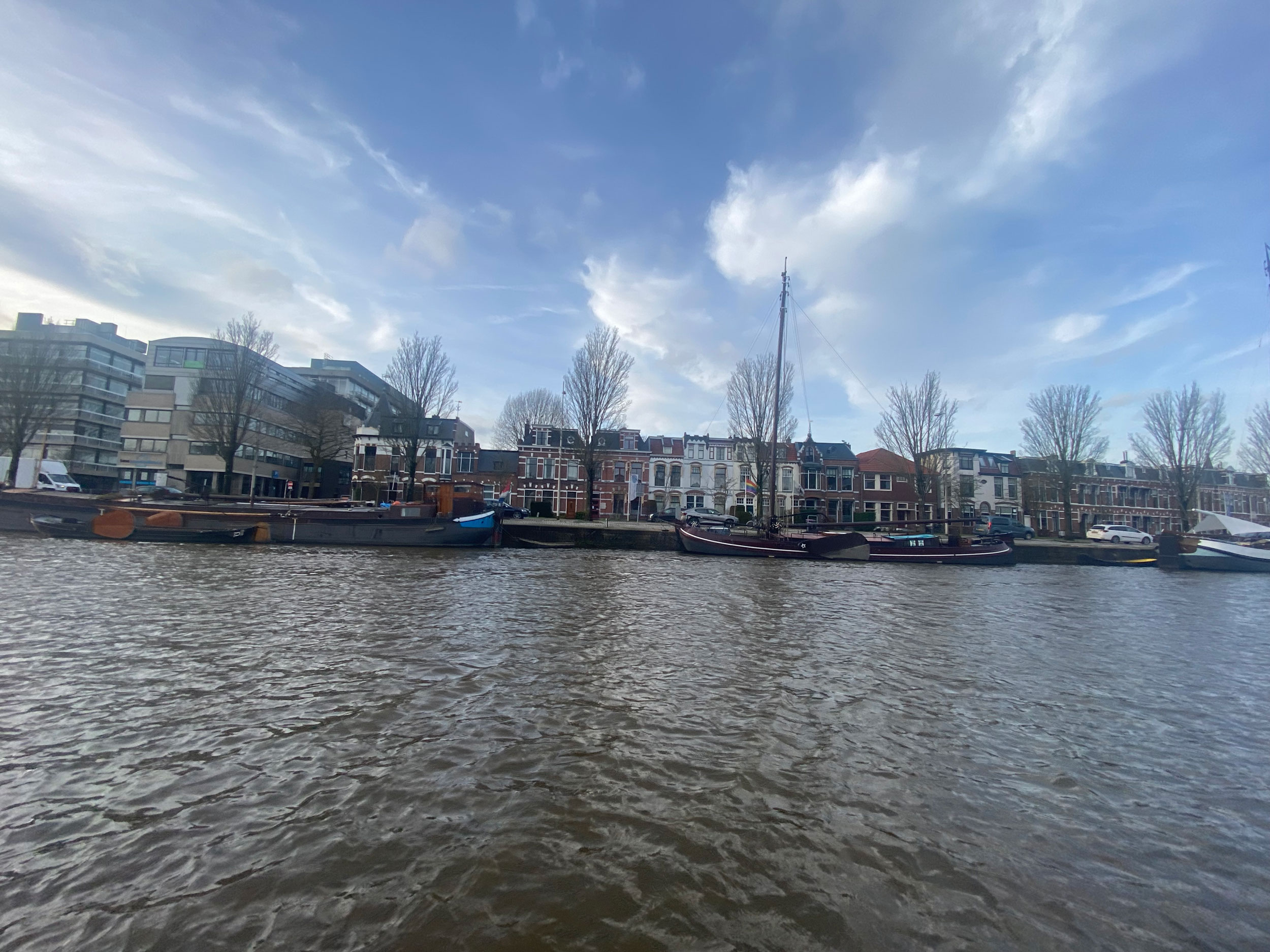 Aussicht vom Boot auf die kleinen Häuser Leeuwardens