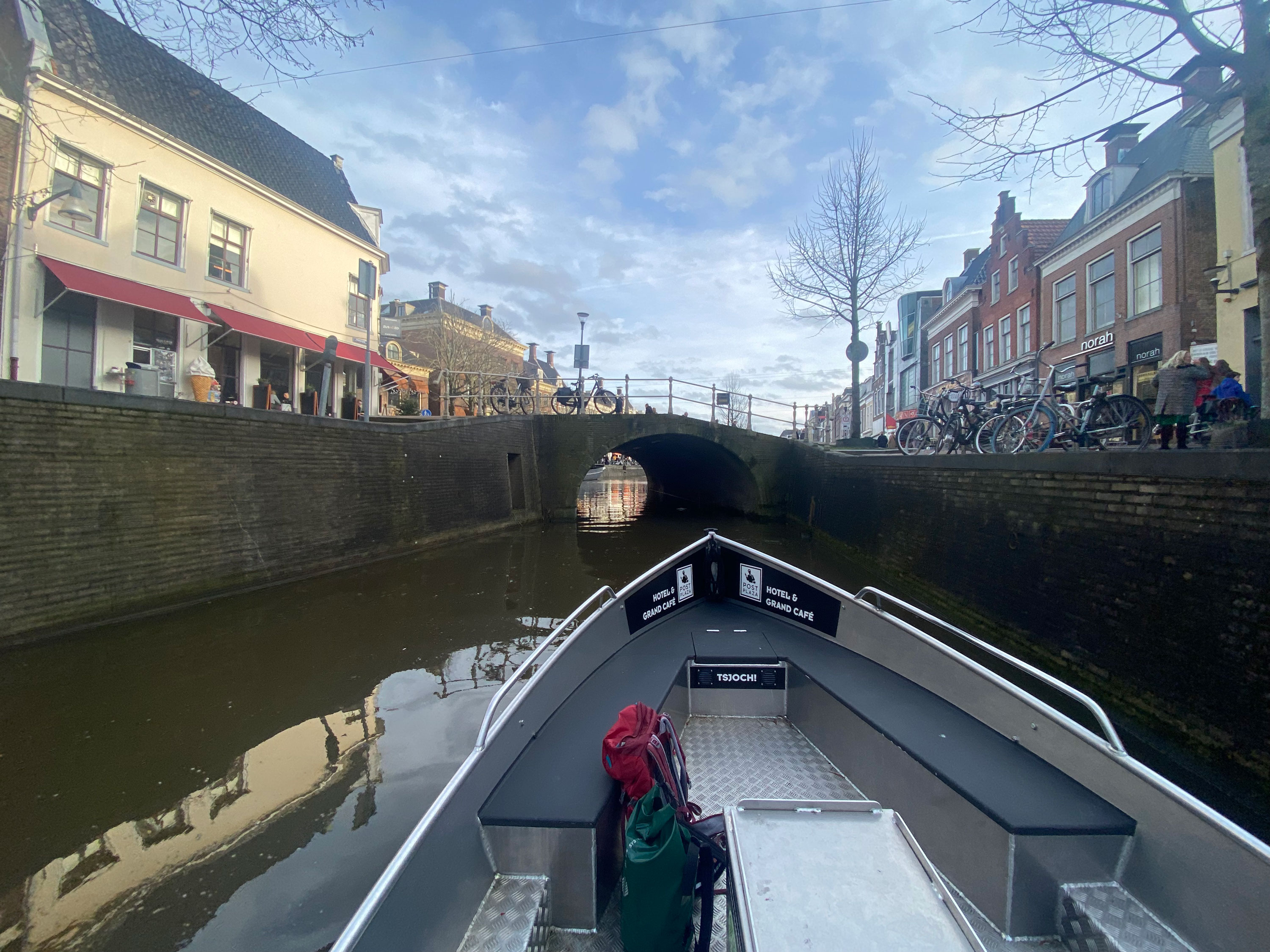 Mit dem Boot durch die schmalen Grachten und engen Tunnel in Leeuwarden 