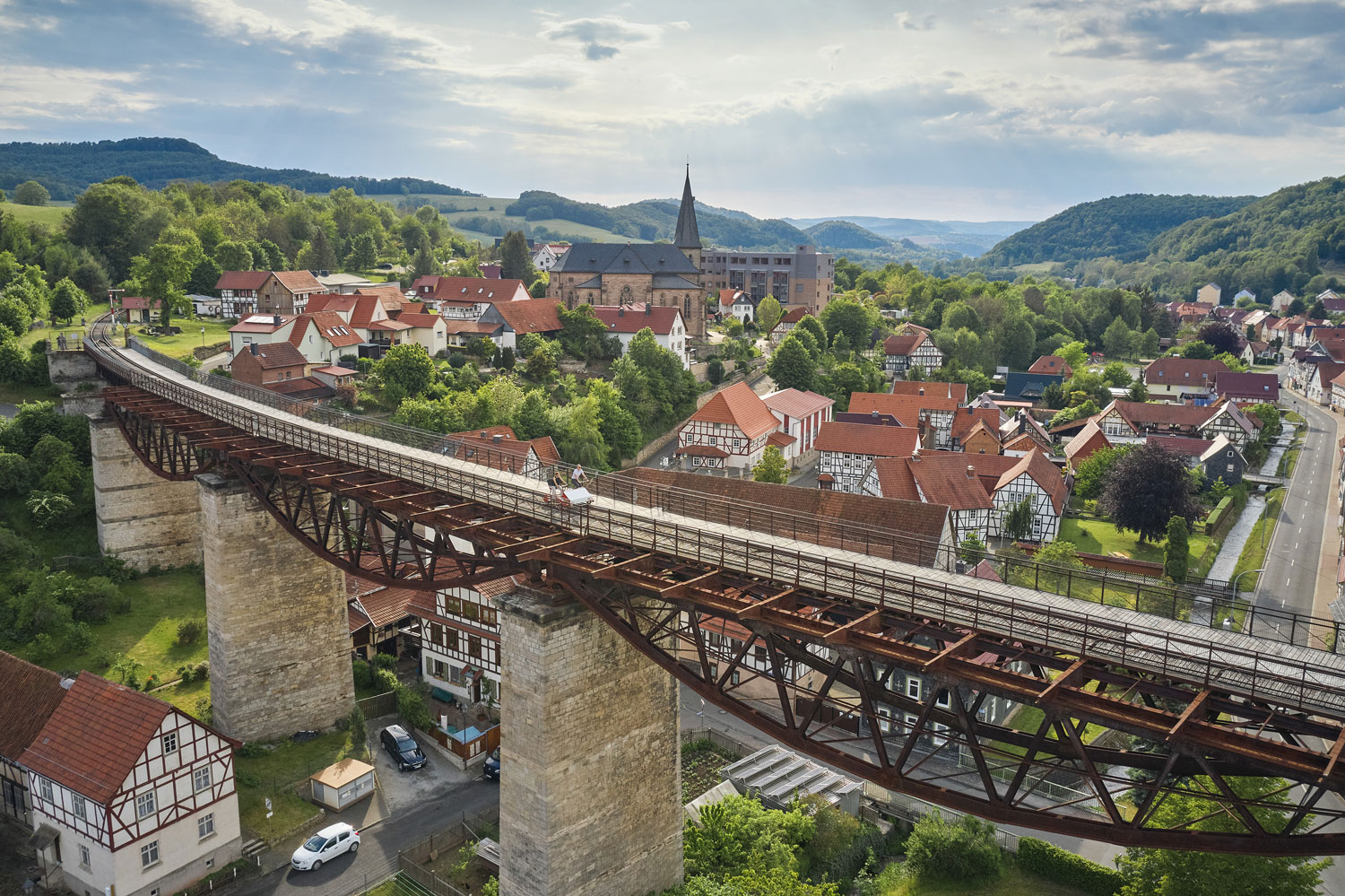 Das historische Eisenbahnviadukt thront über Lengenfeld unterm Stein © Eichsfeld-Hainich, Tino Sieland