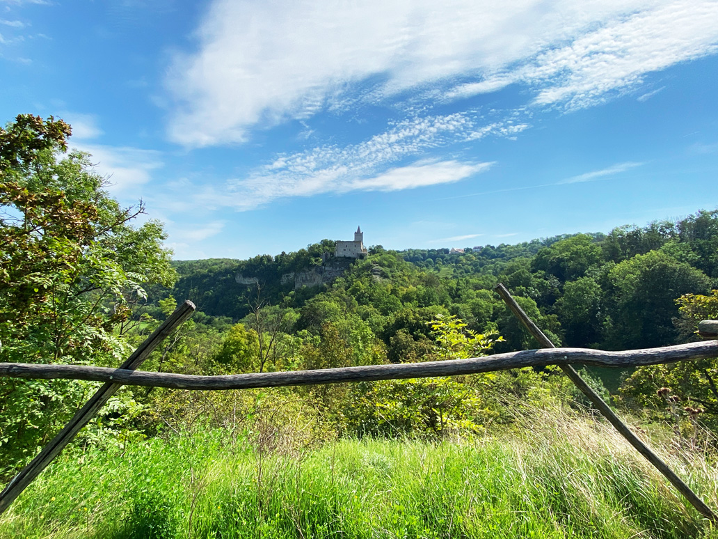 Blick von der Burgruine Saaleck auf die benachbarte Rudelsburg 