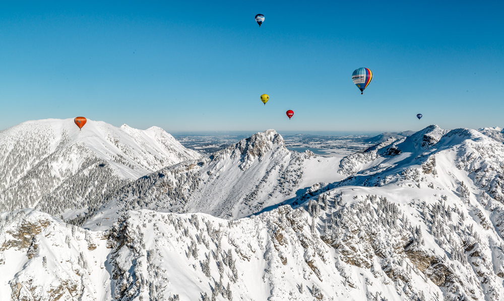 Im Januar fahren die bunten Ballons über die Winterlandschaft des Hochtals © TVB Tannheimer Tal, Achim Meurer