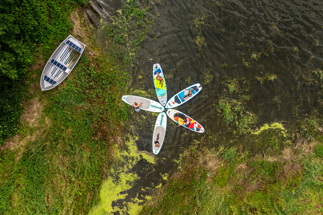 SUP-Yoga macht vor allem in der Gruppe Spaß. Selbst wenn mal jemand ins Wasser rutscht, kann man gemeinsam drüber lachen. Alle Fotos © Dominik Ketz