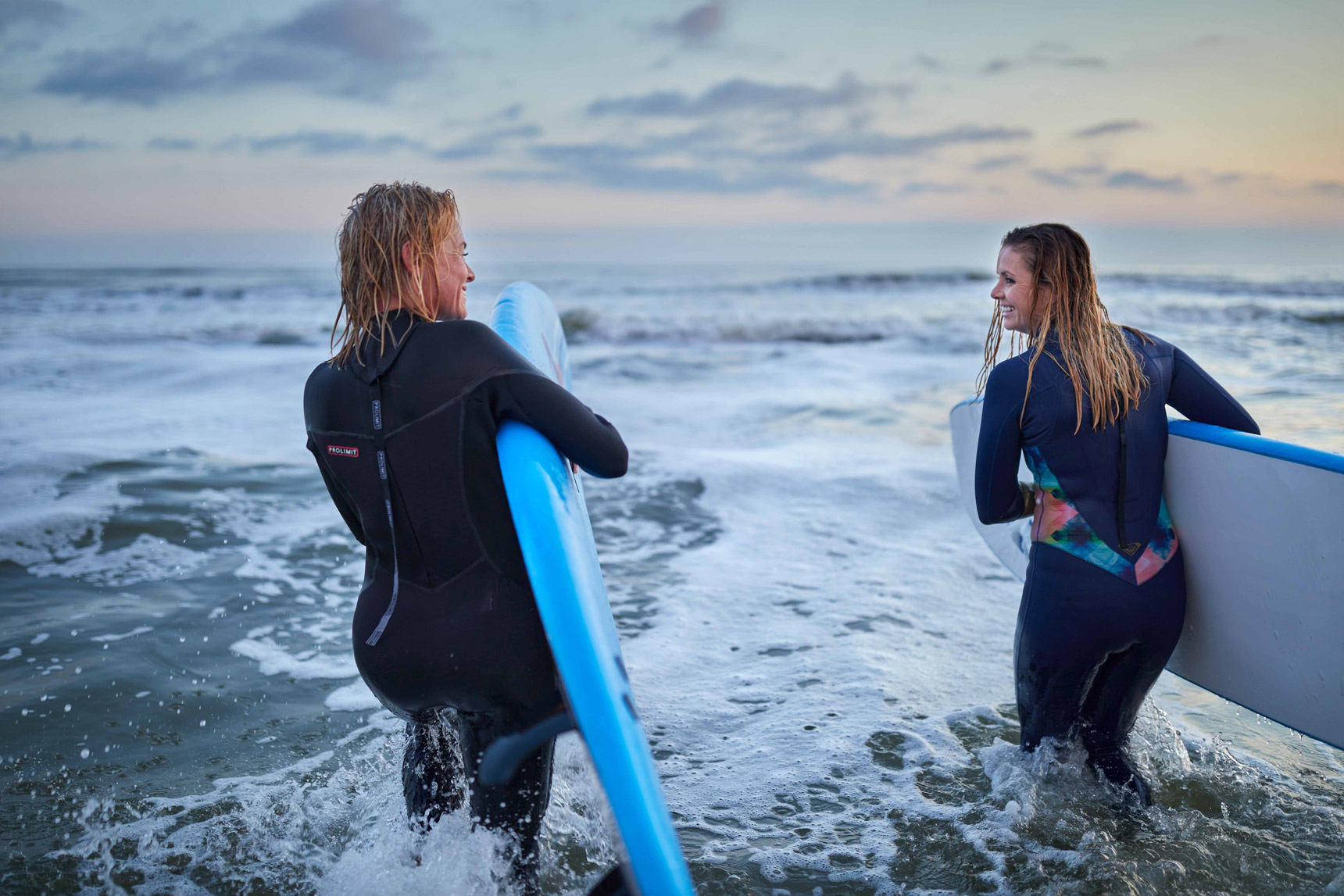 Rund um die Inseln finden sich verschiedene Spots für Wind- und Kitesurfer:innen. Wellenreiten geht vor allem in De Koog auf Texel Alle Fotos © Mijke Bos