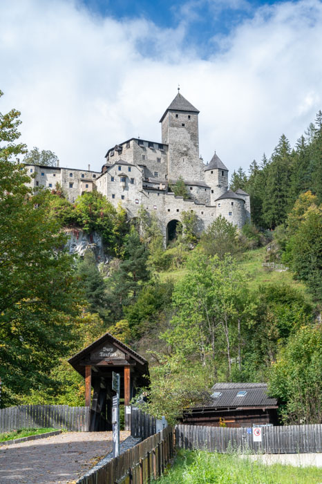 Unsere Route führt uns über die kleine Holzbrücke unterhalb der Burg Taufers 