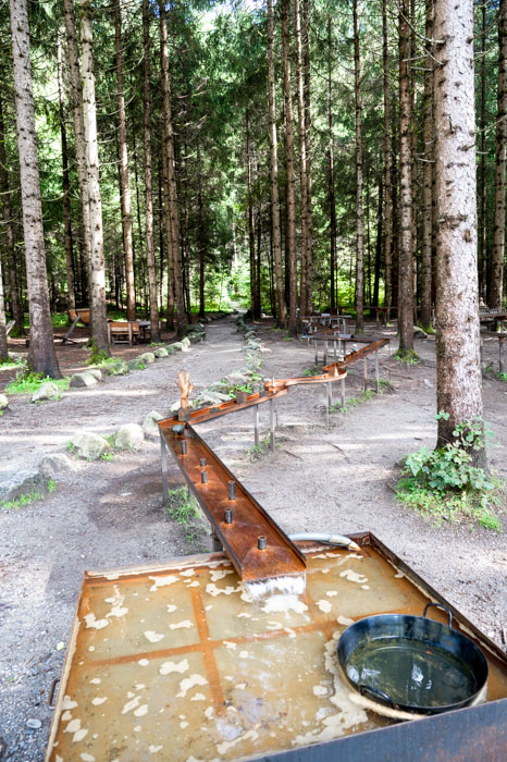 Wasserspiel am Waldspielplatz 