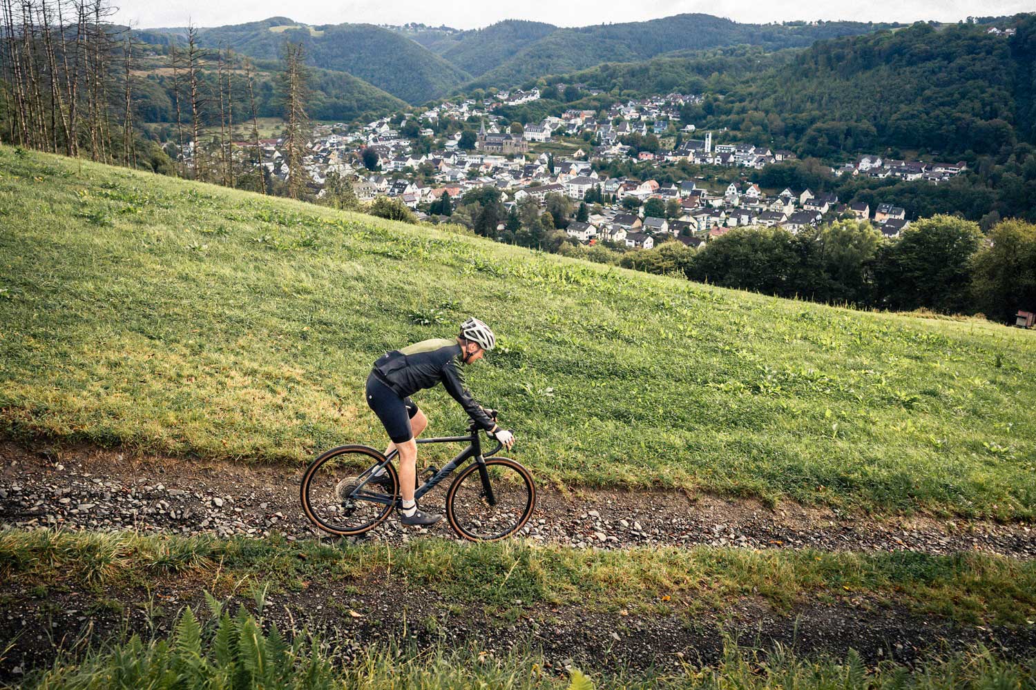 Gravelbiking im Wiedtal mit Blick auf Waldbreitbach © Sophie Gateau
