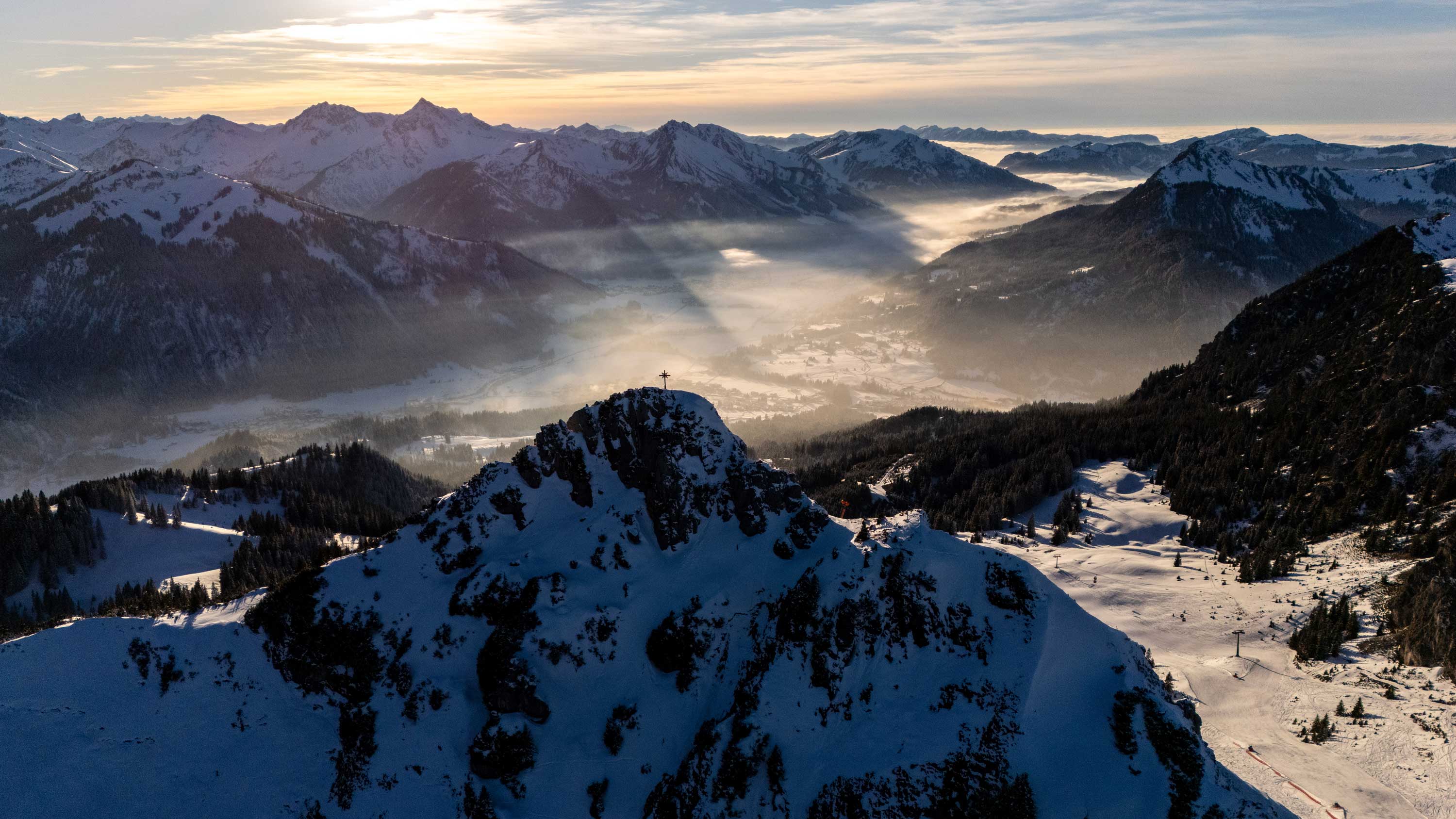 Blick auf verschneite Gipfel beim Winterurlaub im Tannheimer Tal © TVB Tannheimer Tal / Wolfgang Ehn