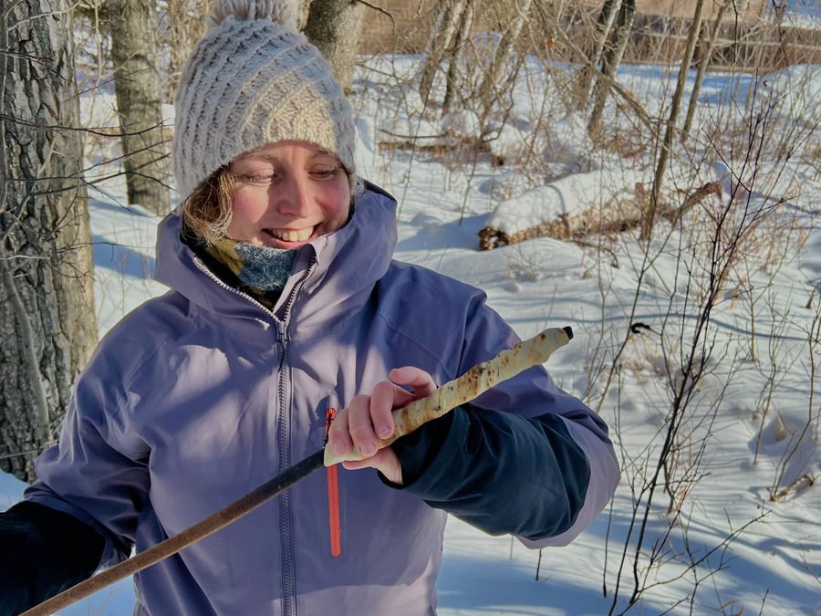 Wärmend und stärkend: Bannockteig am Stock.