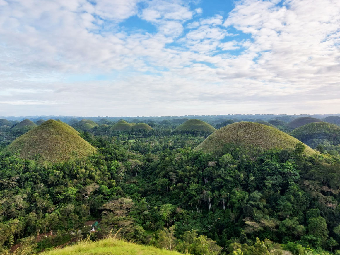Die »Chocolate Hills« auf Bohol sind eine Touristenattraktion: Über 1.000 fast identisch geformte Karsthügel breiten sich hier in der Landschaft aus. 
Alle Fotos © Thomas Bauer
