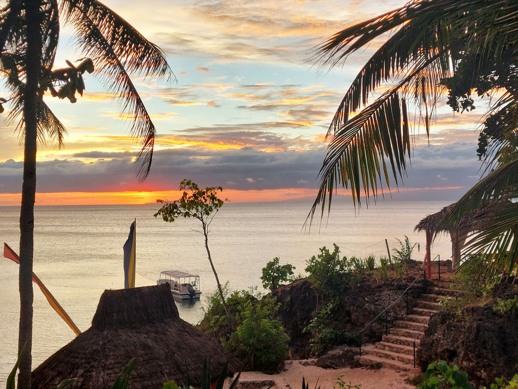 Zauberhafte Abendstimmung an einem Strand auf Siquijor