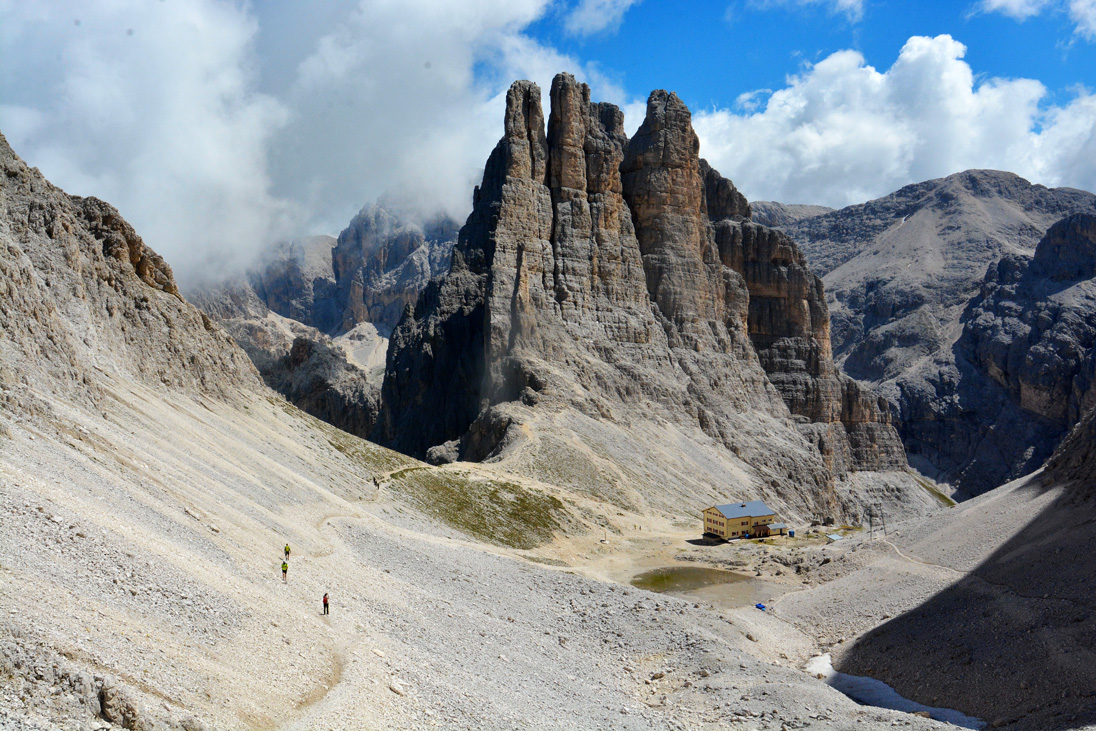 Die Gartlhütte vor den Vajolet-Türmen der Rosengartengruppe Alle Fotos © Rolf Majcen