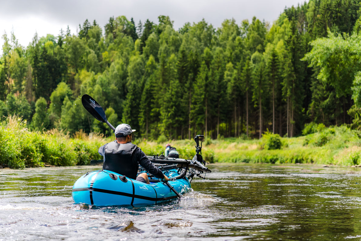... dann Packrafting. Auf dem Fluss wird all das Gepäck federleicht.