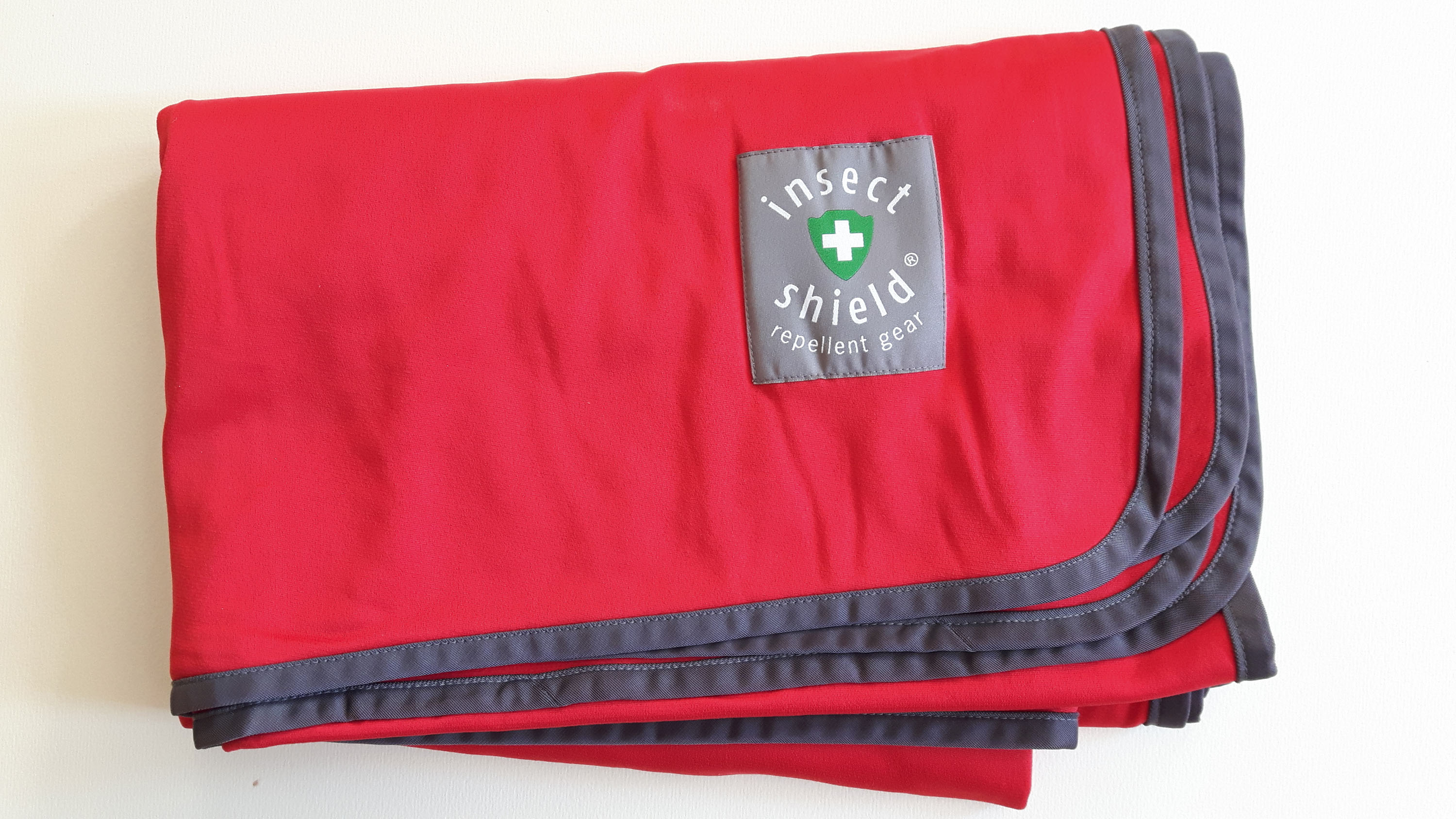 Insect Shield Blanket Gute Basis! Ein Picknick im Grünen ohne Zeckengefahr. Mit dieser Decke kein Problem, denn sie ist mit Insect Shield dauerhaft und gesundheitlich unbedenklich ausgerüstet. Auch prima als Decke in der Lodge gegen Moskitos. 49,00 Euro