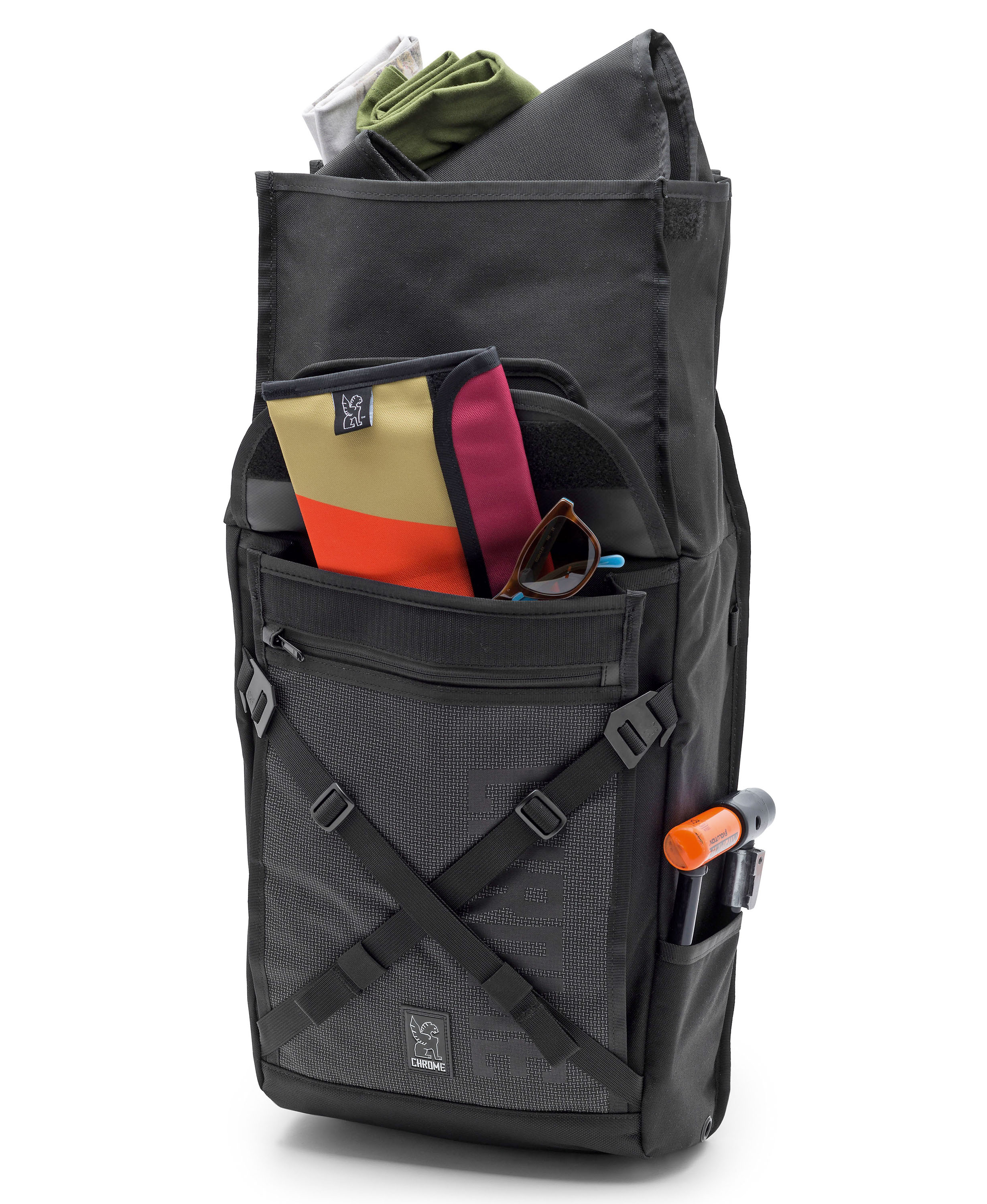 Chrome Bravo Nite Für Nachteulen – auffallend schön! Ein volumenvariabler Rucksack – von 20 bis 40 Liter je nach Bedarf –, dessen Front Licht zurückreflektiert und im Dunkeln strahlt. Von vorne sorgen die 3M-Reflektoren auf den Trägern dafür, dass man im Verkehr gesehen wird. 199,95 Euro