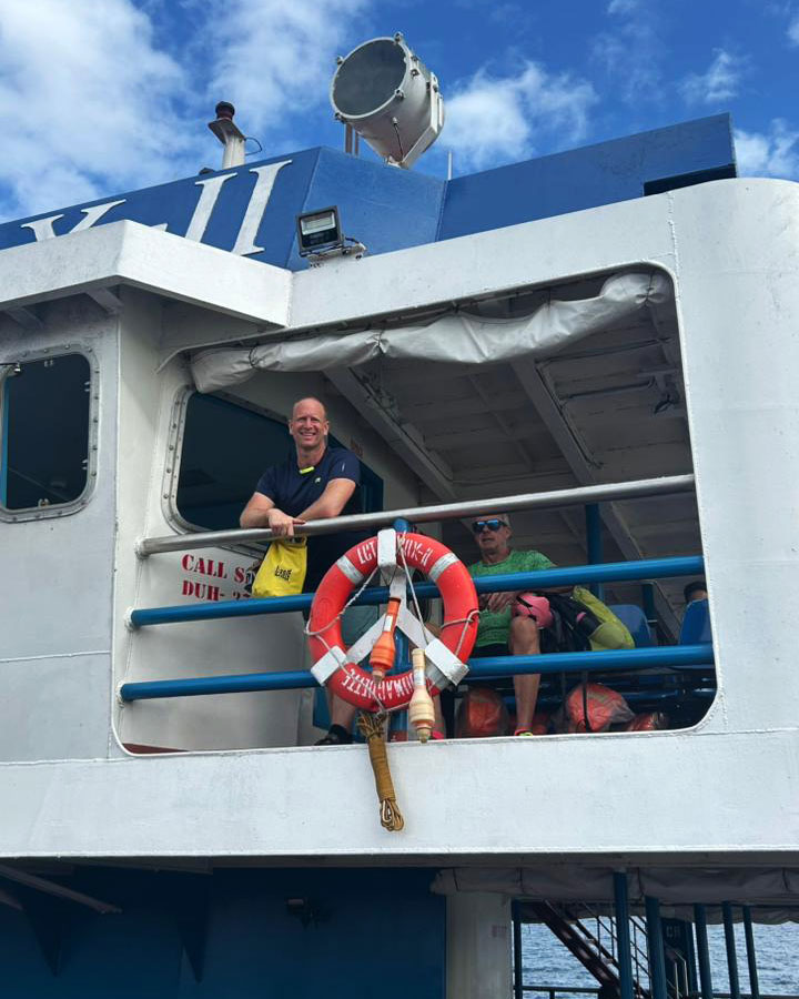 Der Autor schaut vom Deck einer Fähre aus in die Kamera