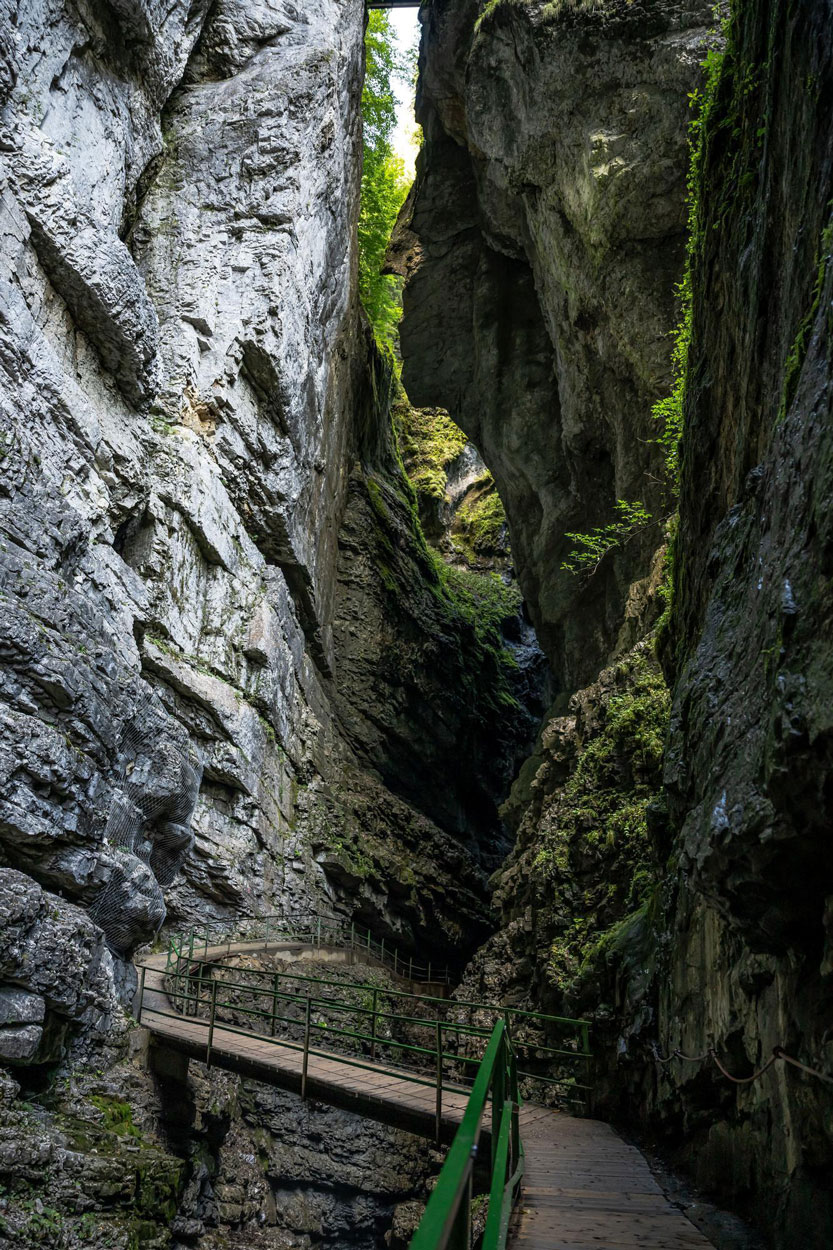 Schmaler Felsspalt, hindurch führt ein Holzsteg und Geländer
