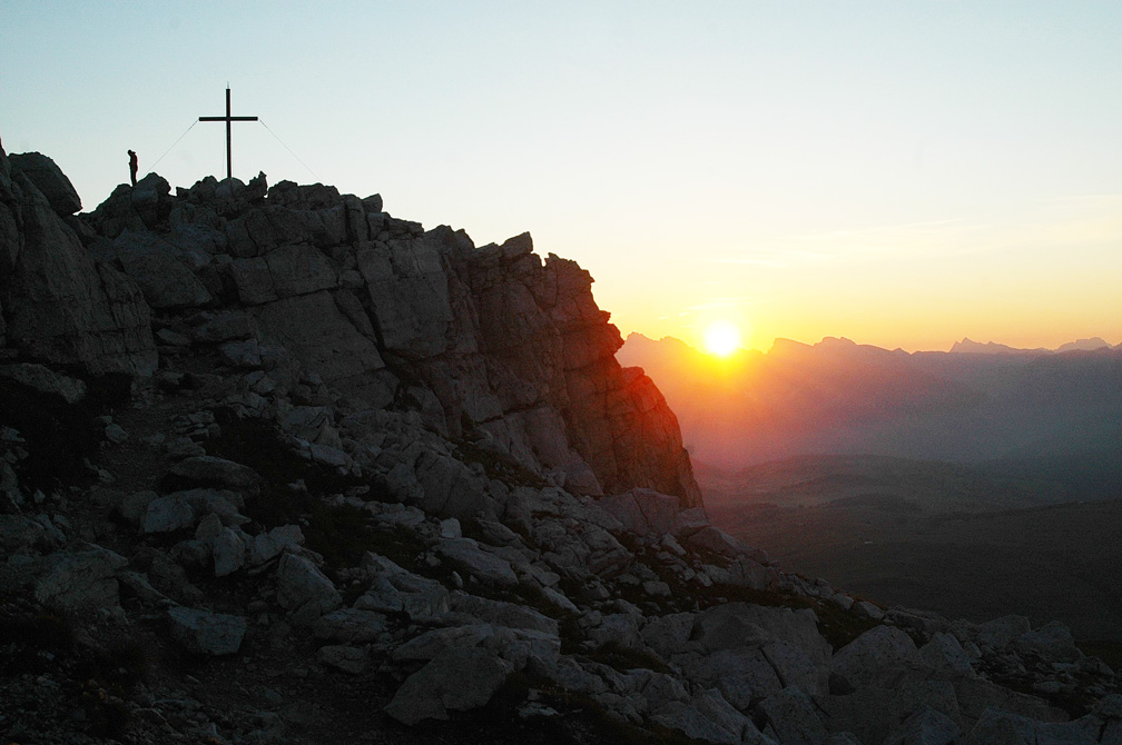 Ein Gipfelkreuz bei Sonnenaufgang
