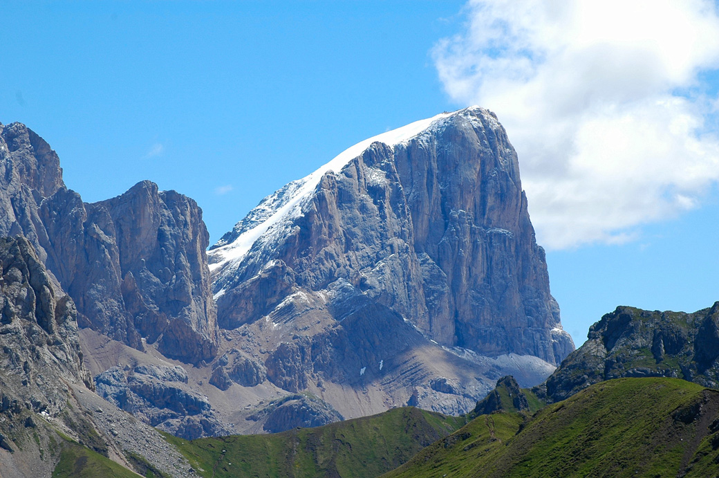 Ein markanter Berg mit Schnee auf dem abfallenden Gipfel