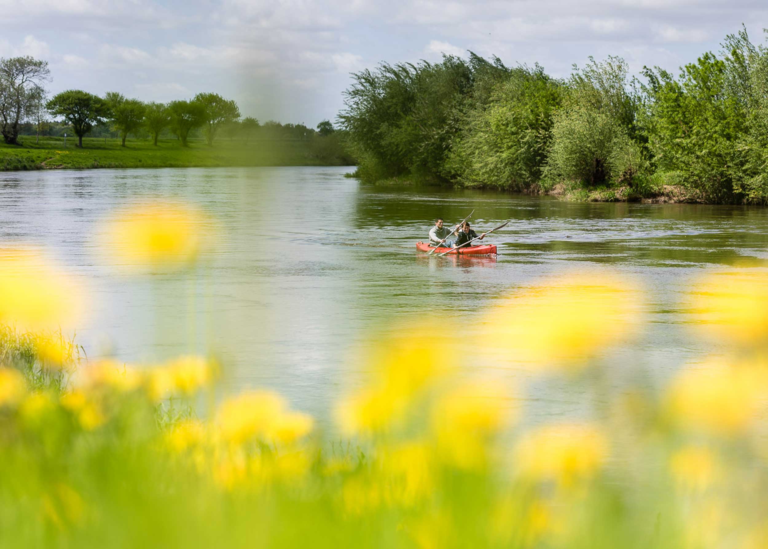 Zwei Menschen in einem Paddelboot auf dem Fluss