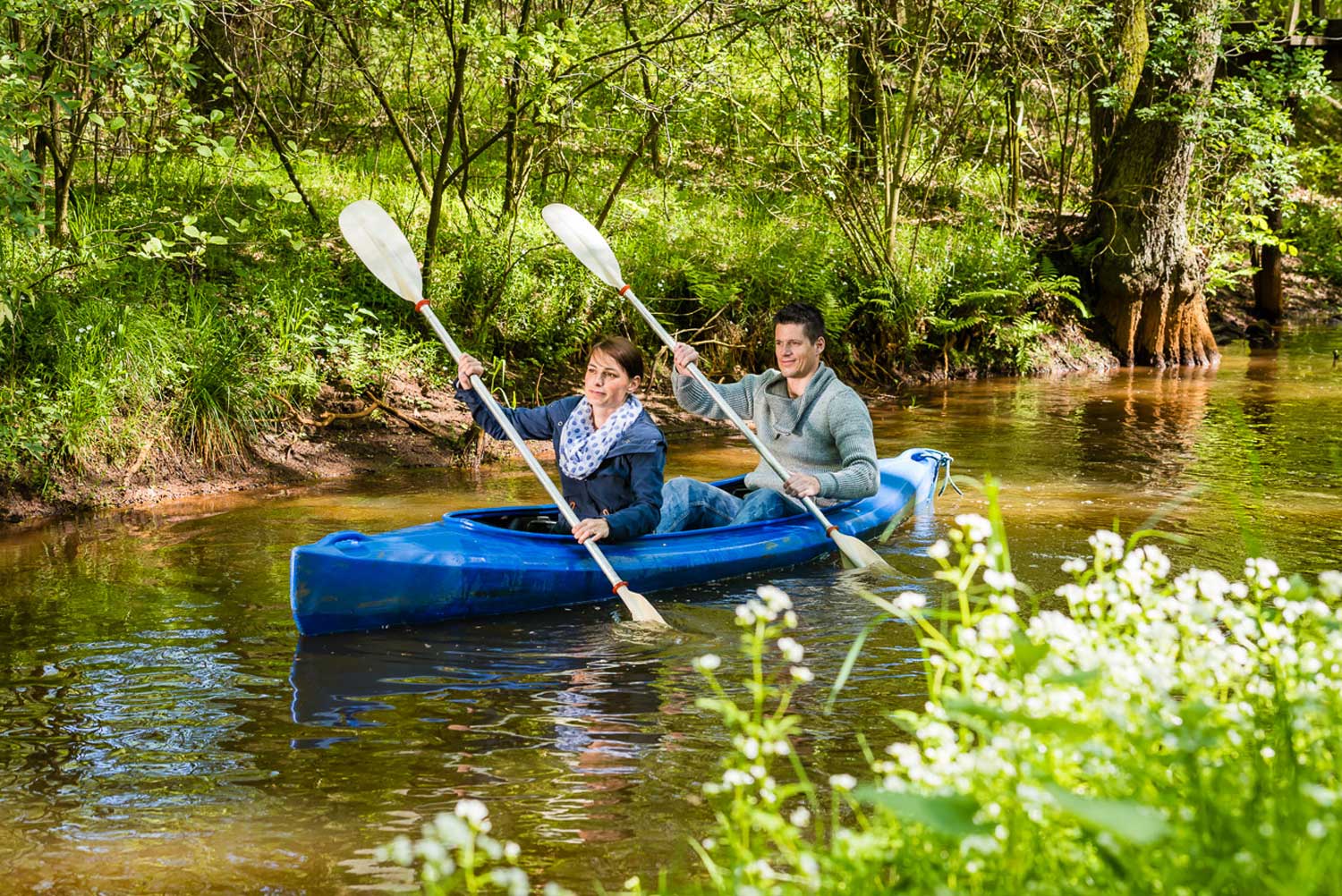 Zwei Menschen in einem Paddelboot auf dem Fluss