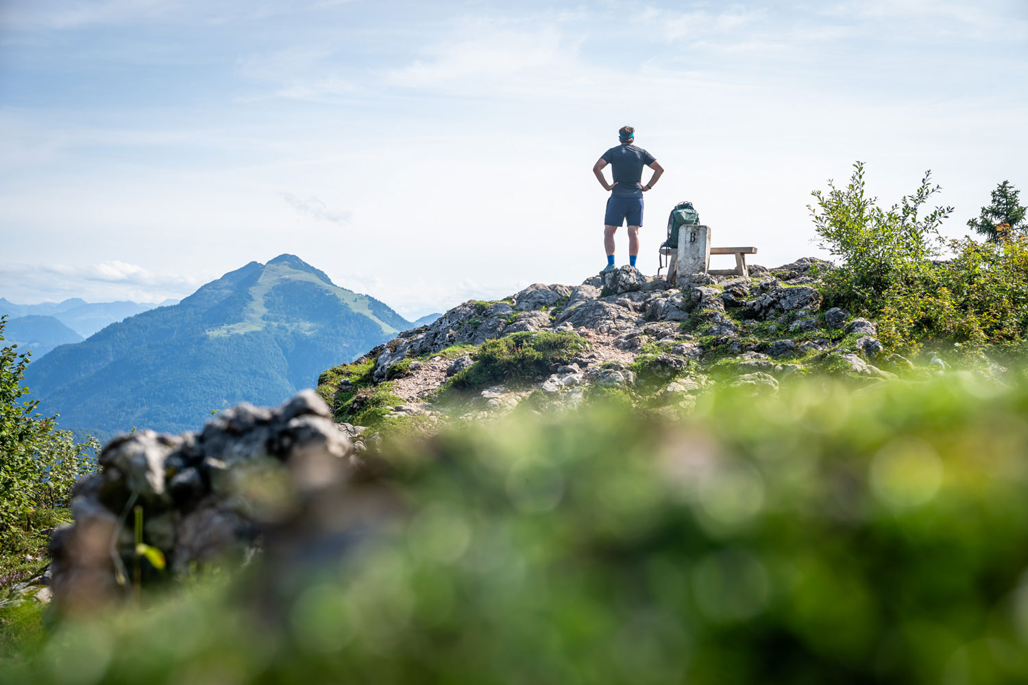 Person blickt auf Bergpanorama von Anhöhe