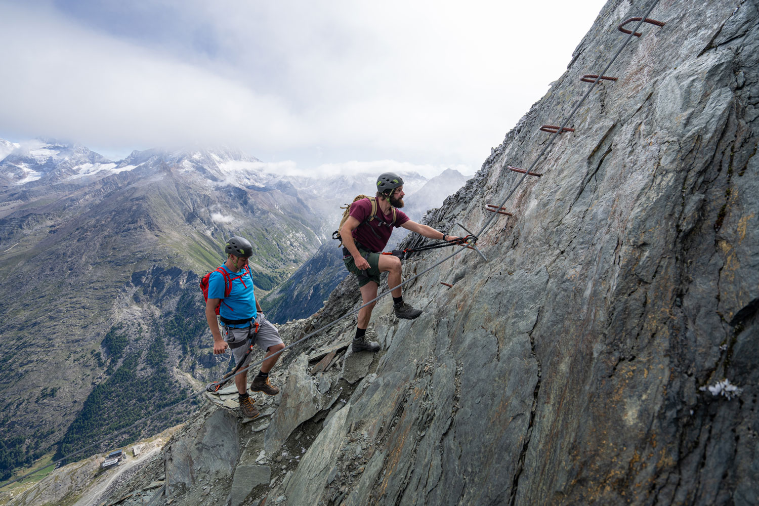 Zwei Kletterer beim Einstieg auf einen Klettersteig 