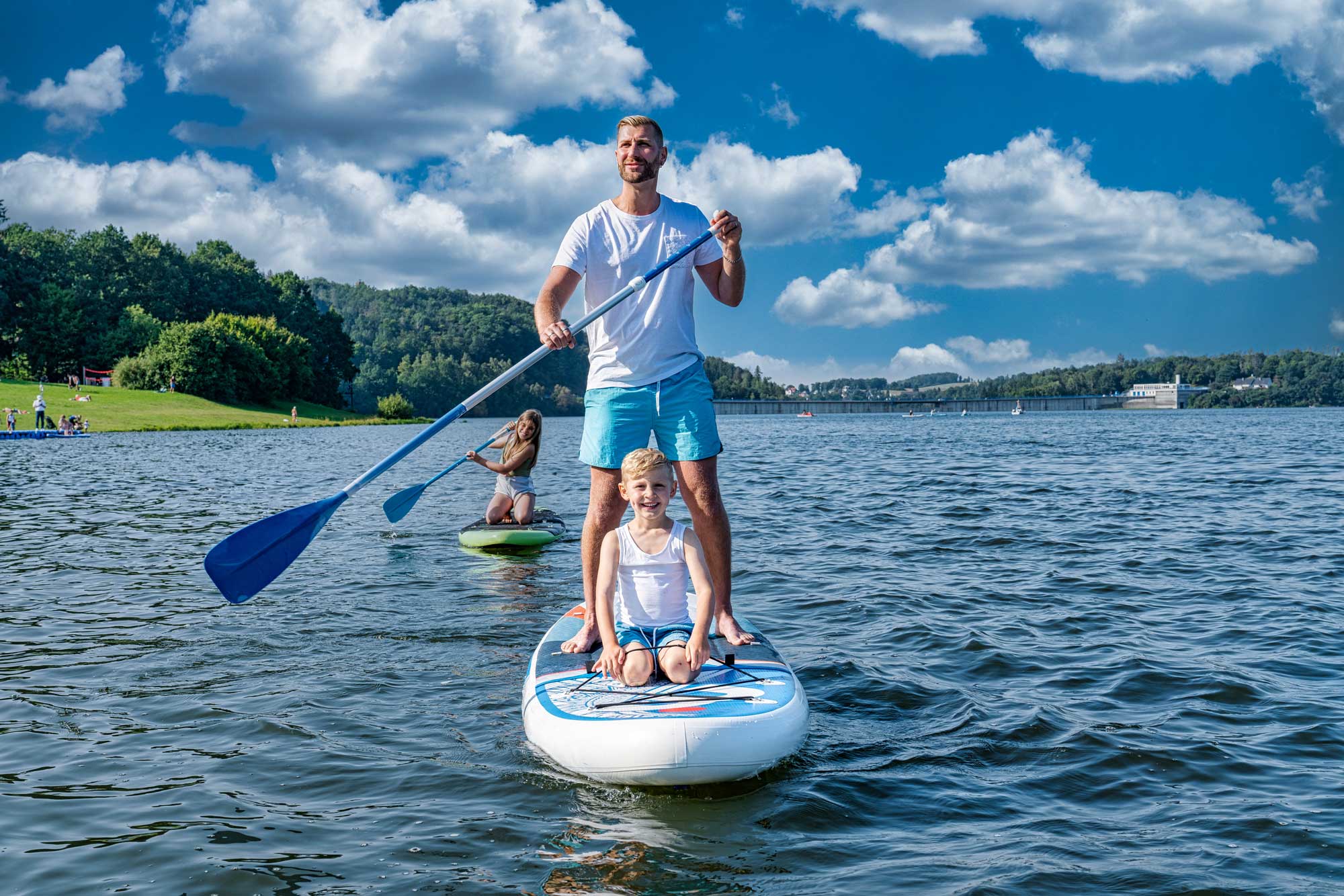 Ein Mann und ein Kind auf einem SUP auf dem Wasser 