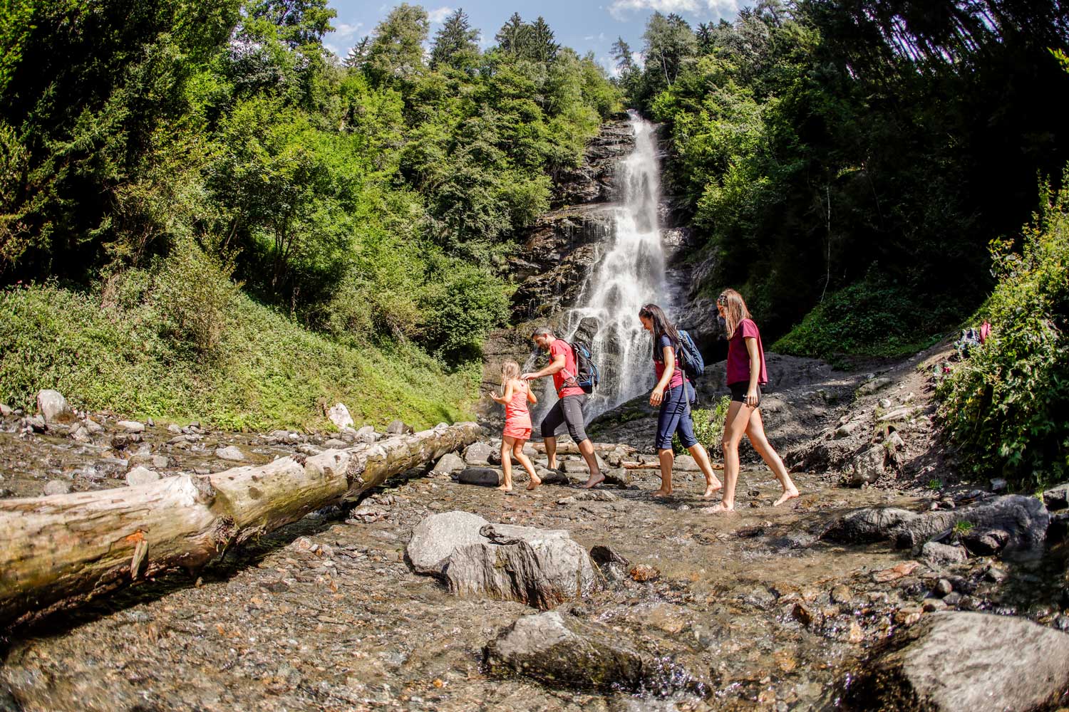 Familie am Schleierwasserfall im Zillertal