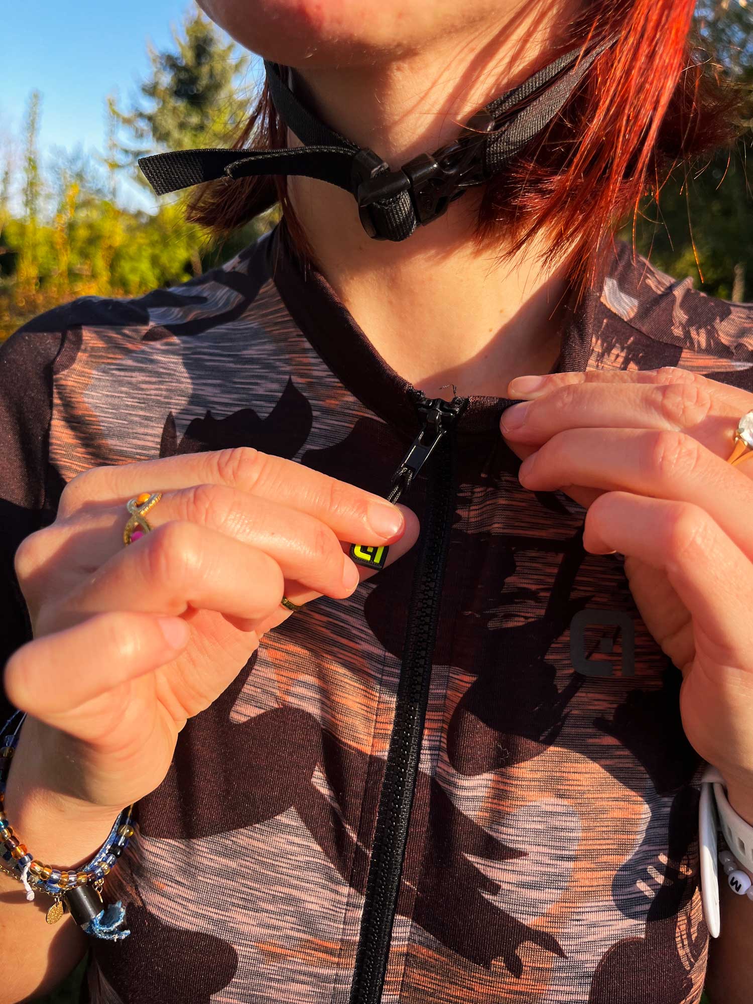 Detailaufnahme von dem Reißverschluss des Trikots