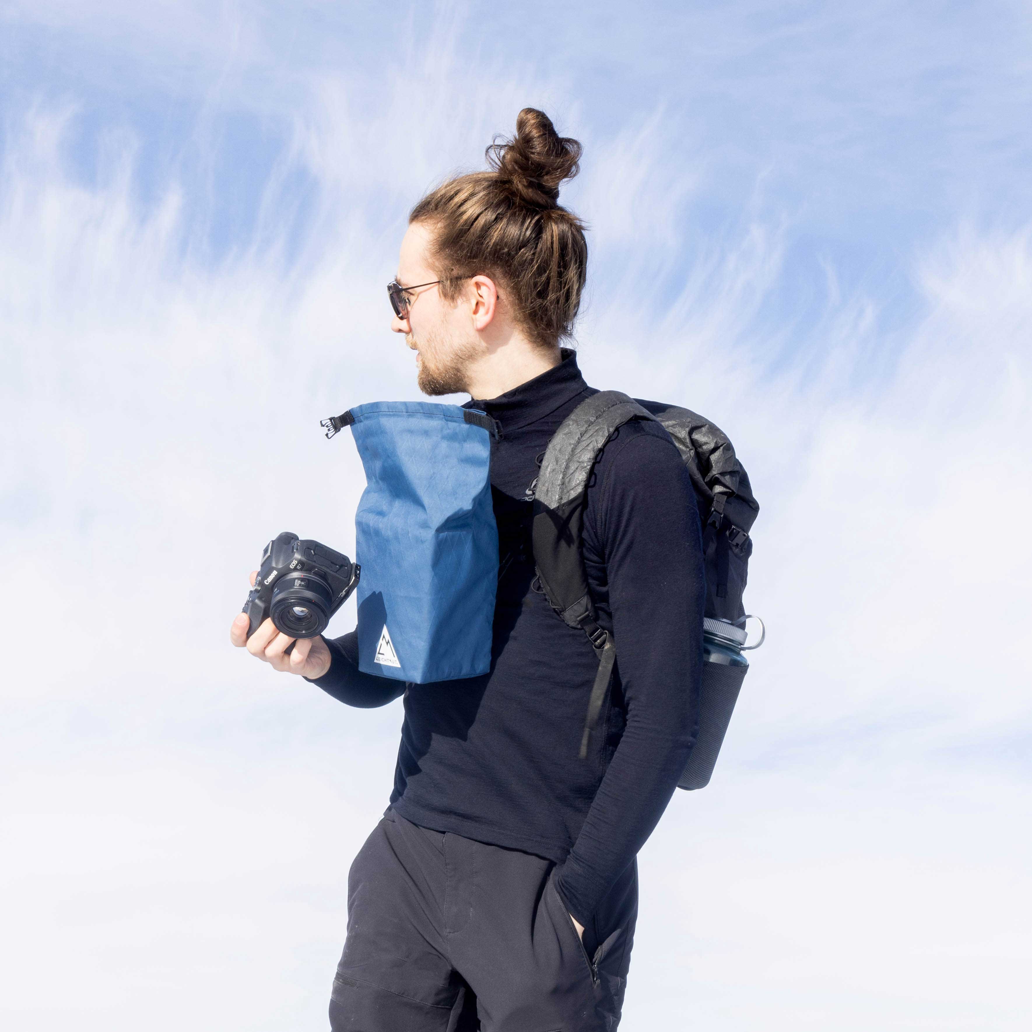 Jacob mit Kamera und einer seiner Taschen