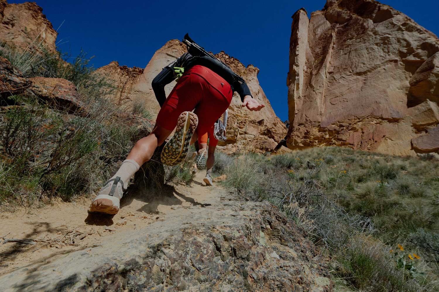 Trailrunner laufen Hang hoch